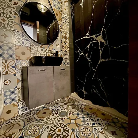 Gazde/Camere de închiriat Airport Bedroom With Your Own Private Bathroom Self Check In And Self Check Out Air-condition Included Mqabba