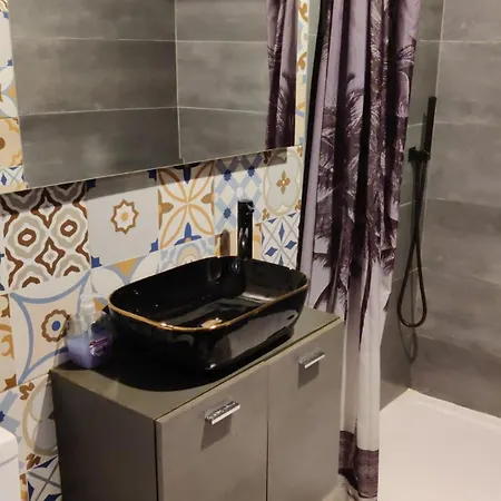 Airport Bedroom With Your Own Private Bathroom Self Check In And Self Check Out Air-condition Included * Mqabba