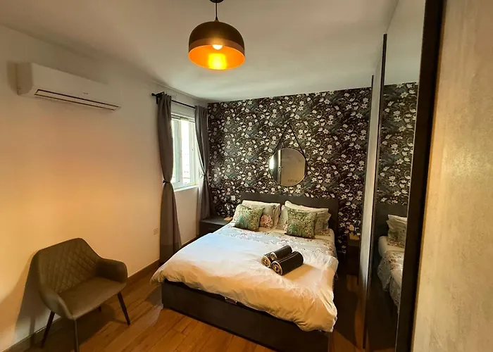 Airport Bedroom With Your Own Private Bathroom Self Check In And Self Check Out Air-condition Included Habitación en casa particular