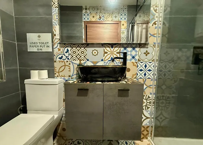 Airport Bedroom With Your Own Private Bathroom Self Check In And Self Check Out Air-condition Included * Mqabba