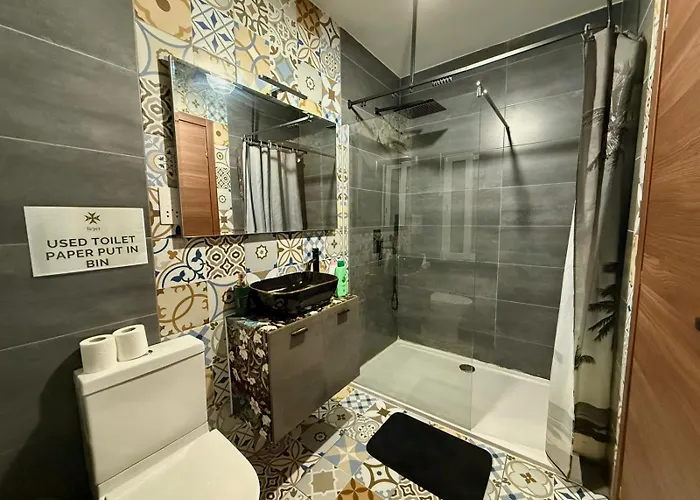 Airport Bedroom With Your Own Private Bathroom Self Check In And Self Check Out Air-condition Included Habitación en casa particular *